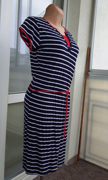 Letnia sukienka w granatowo-białe paski