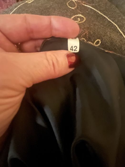 Pięknie układająca się spódnica z wyszywanym nadrukiem