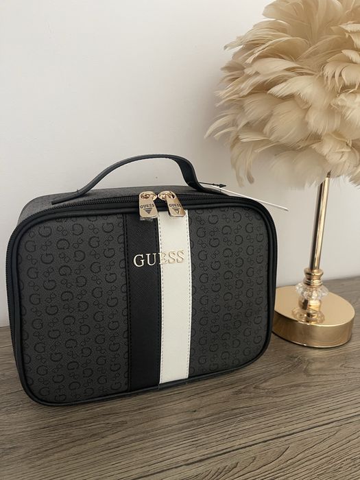 Kosmetyczka kuferek Guess złote dodatki