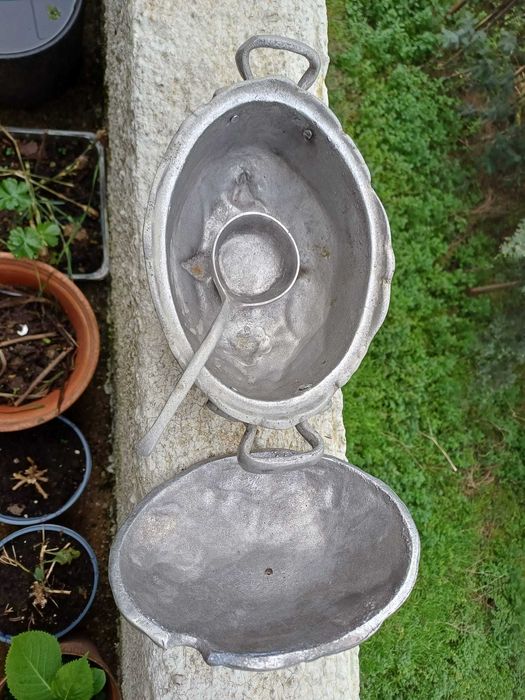 Diversas peças decorativas em alumínio fundido