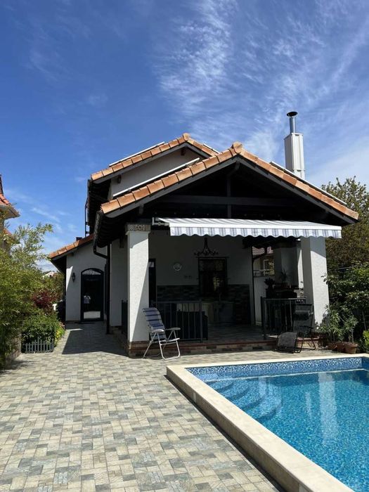 Продам 2-х этажный дом с бассейном на 10 ст. Фонтана