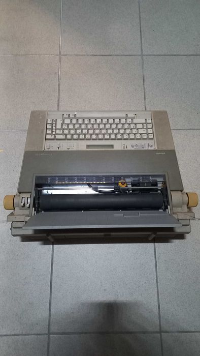 Maquina de escrever, em boas condiçoes optima para colecionadores