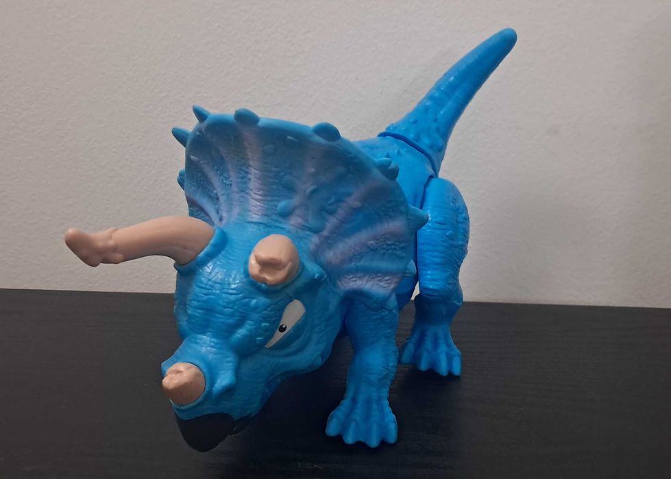 dinossauro triceratops grande