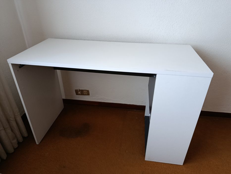 Secretária com prateleira lateral