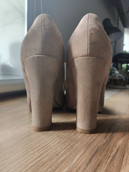 Жіночі туфлі з натуральної замші бежевого кольору