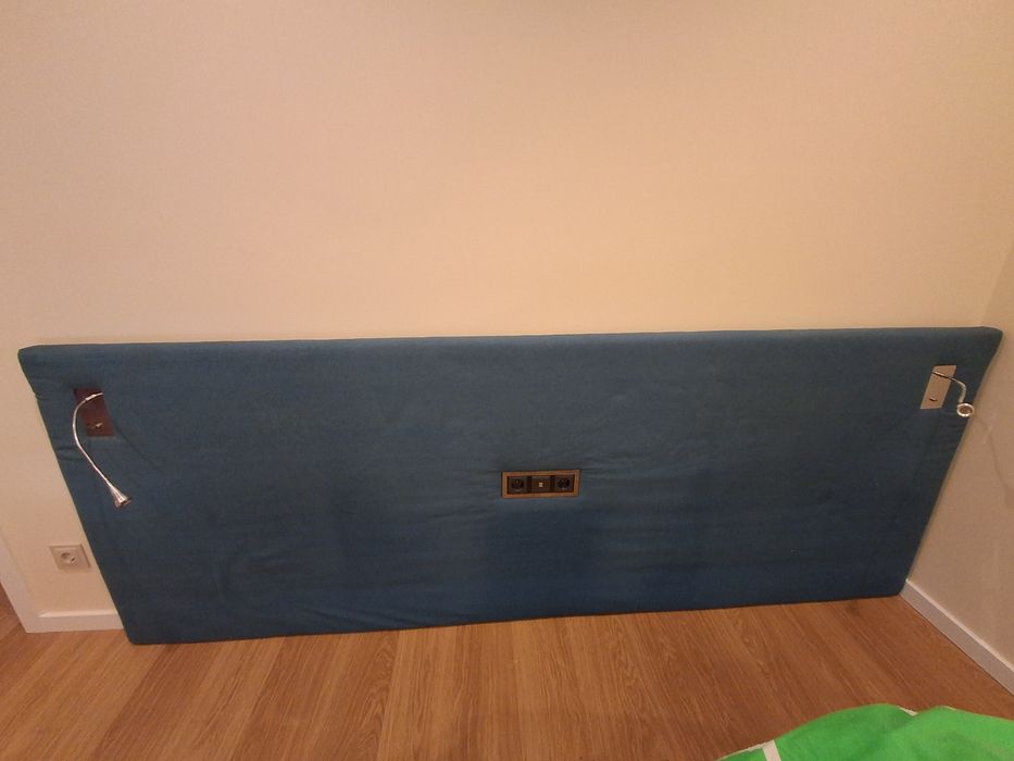 Cabeceira de Cama Estofada Azul com Luzes de Leitura e Tomadas