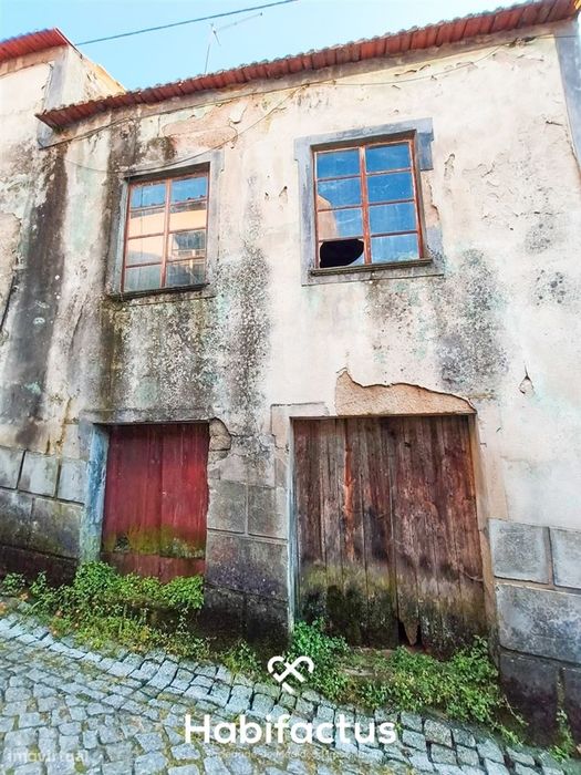 Moradia para Remodelar à venda na Ortigueira – Girabolhos, Seia