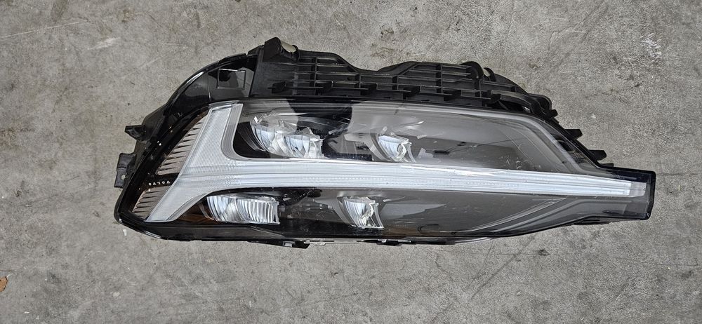 Farol XC60 usado