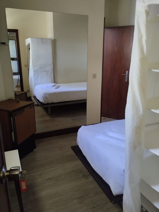 Alugo quarto com casa de banho privada.