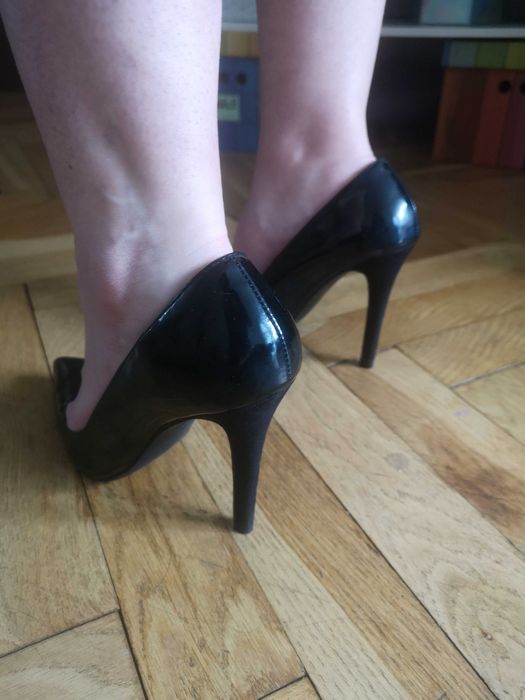 Czółenka czarne Zara lakierowane w szpic 38