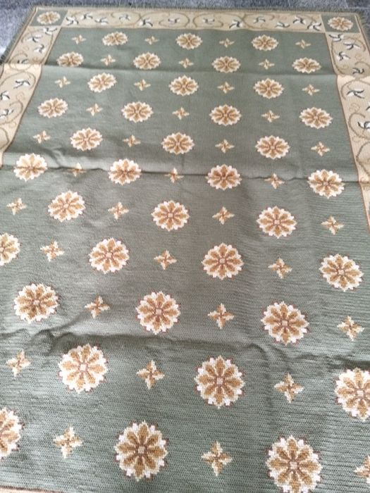 Três Carpetes de arraiolos muito bonitas
