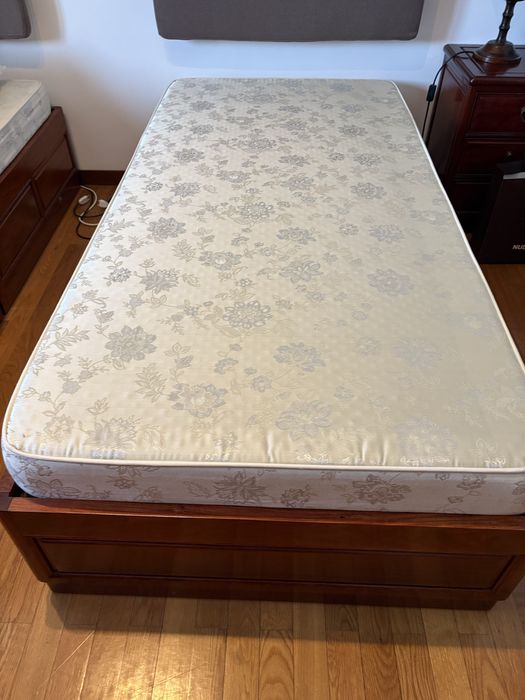 Cama de Solteiro em madeira maciça de “Pau Rosa” de Macau