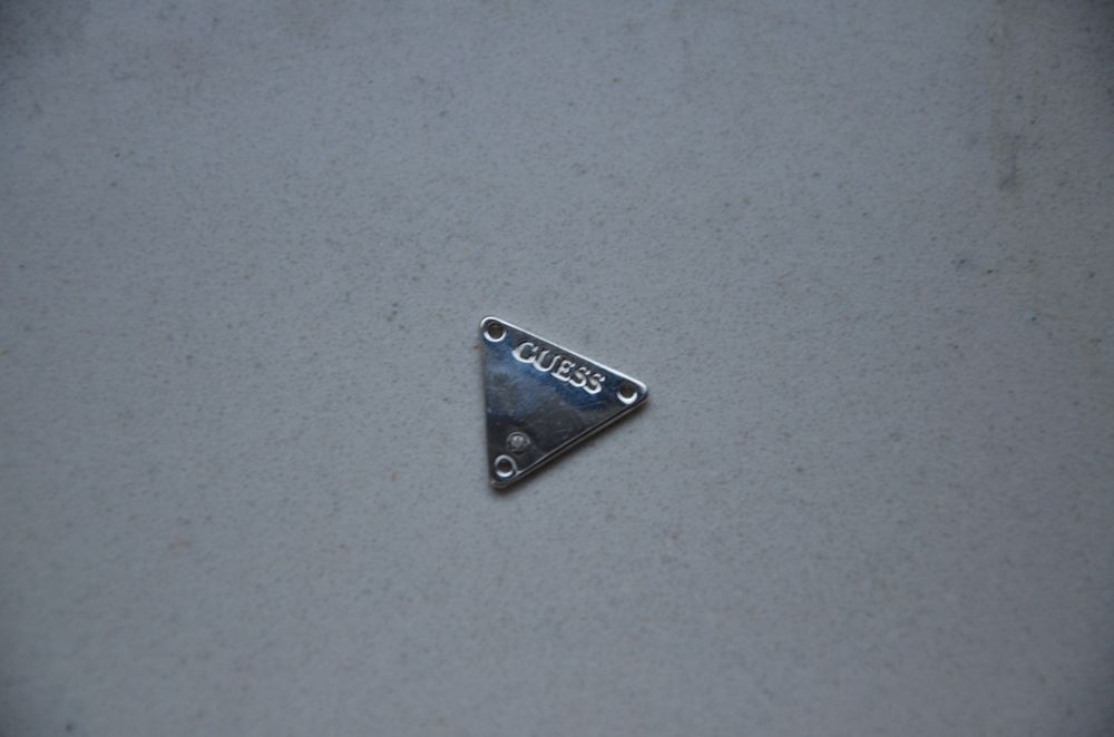 Guess przypinka zawieszka brelok