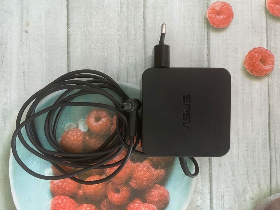 Portátil ASUS X555L + Carregador + Mochila / Bom Estado