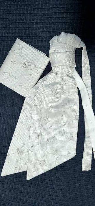 Zestaw musznik ślubny gobelinowy i poszetka.