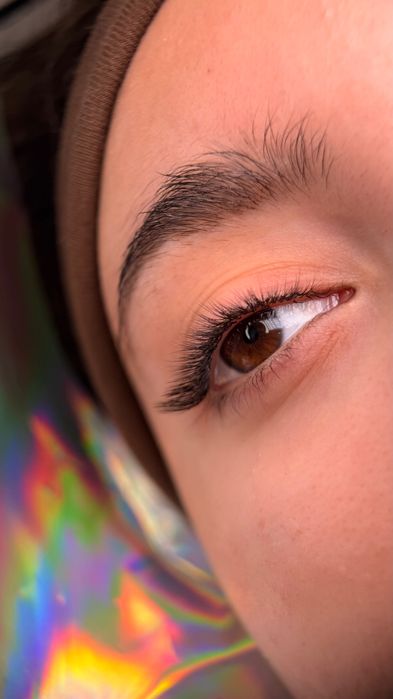 Наращивание ресниц, оформление бровей