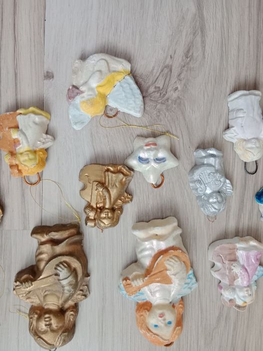 Własnoręcznie robione ozdoby na choinkę figurki z gipsu