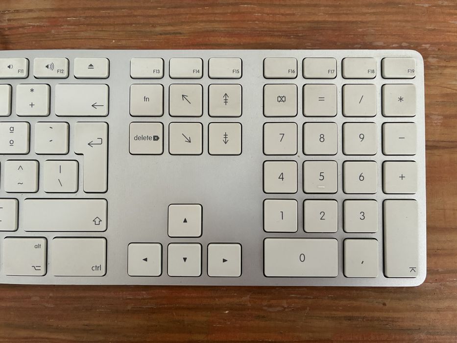 Teclado Apple Alfanumérico A1243 com avaria