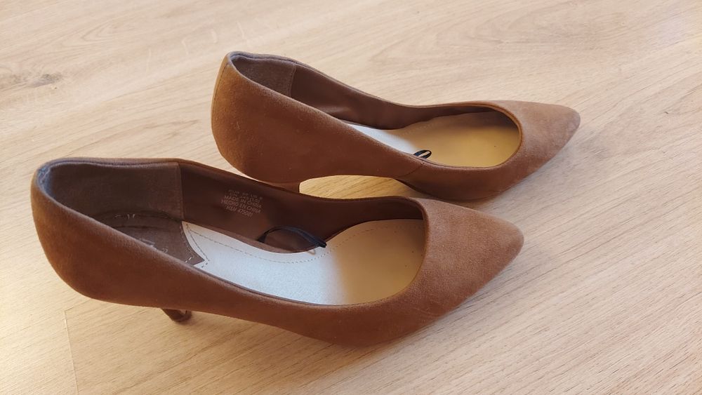 Czółenka zamszowe 39