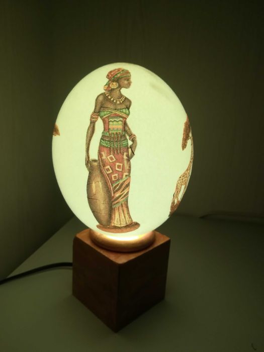Ovo de avestruz iluminado