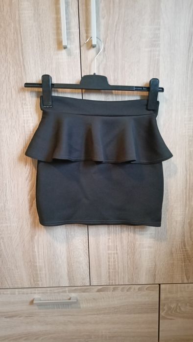 Czarna mini spódnica z falbanką