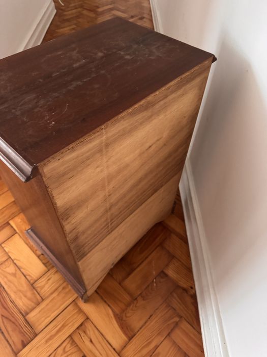 Pequena comoda ou mesa cabeceira madeira macica