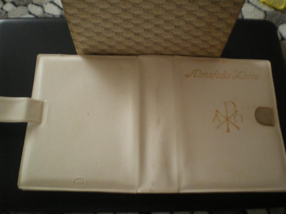 Almofada "livro" para ajoelhar e rezar