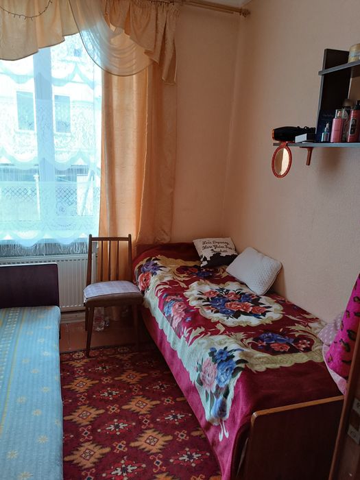 Здам кімнату ДІВЧИНІ,центр Хмельницького,без хазяїв, пральна машина є.