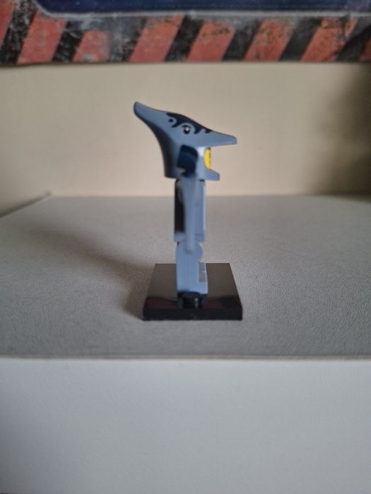 Minifigurka Lego z serii 27 Miłośniczka pterodaktyli w przebraniu.