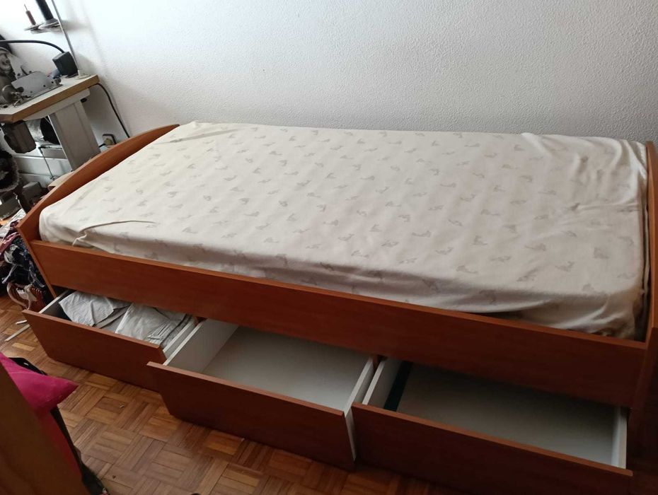 Cama de Solteiro com Arrumação + Estrado e Colchão