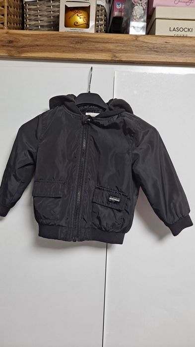 Kurta czarna  z kapturem firmy KappAhl rozmiar 92cm.