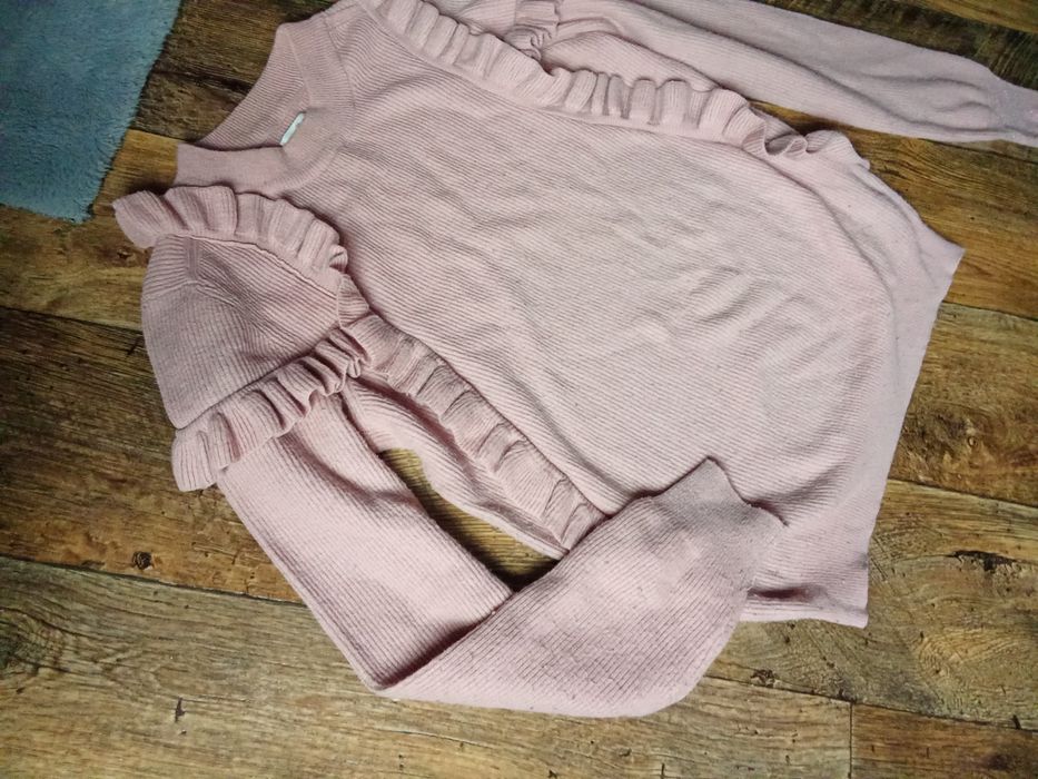 Sweter damski z falbanami