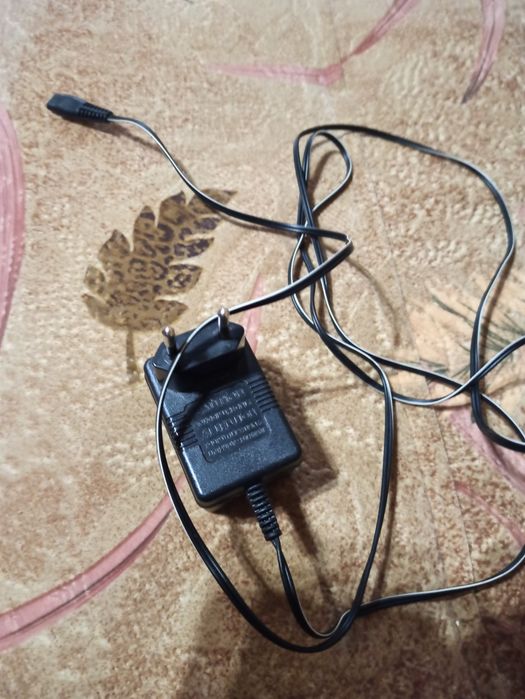 Адаптер живлення.