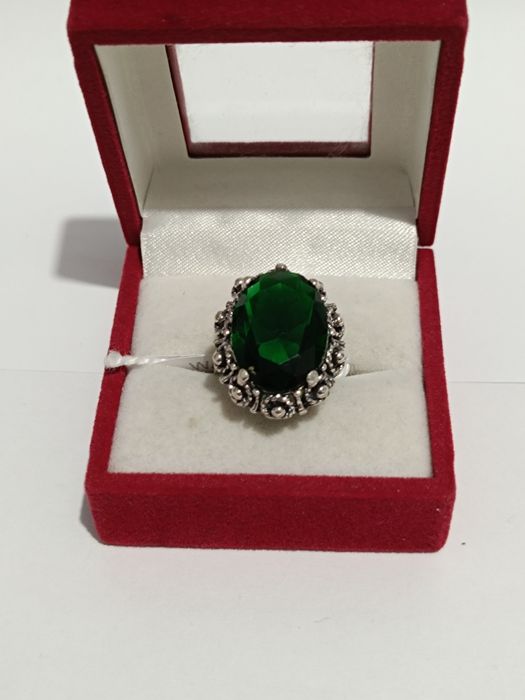 Srebrny pierścionek z zielonym kamieniem roz.13, srebro próby 925