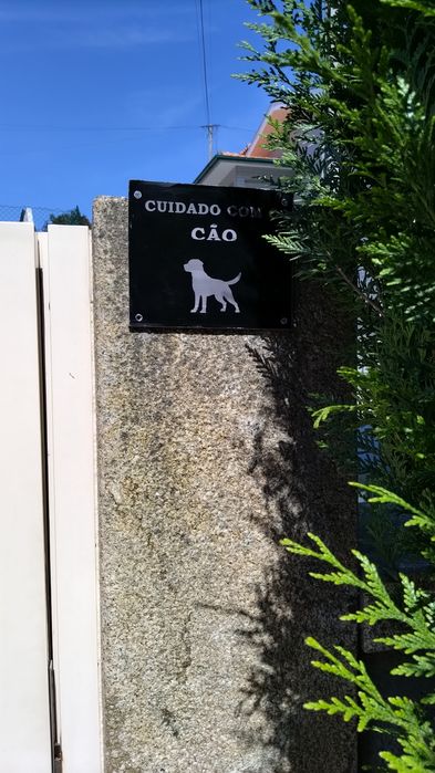 Placa de aviso  em acrílico para cães personalizada