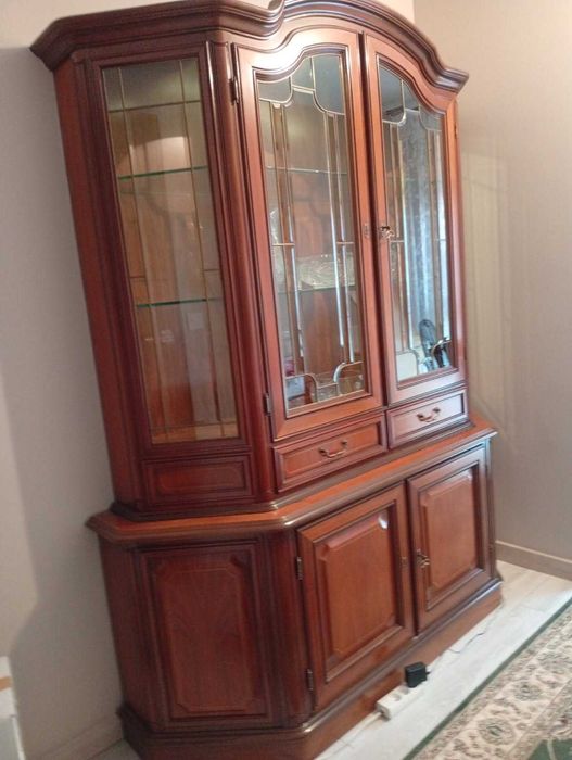 Stylowa witryna w  stylu vintage – elegancja i funkcjonalność.