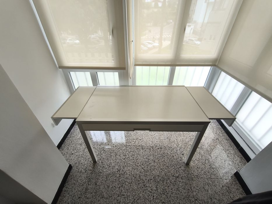 Mesa de jantar de madeira c/ abas e gaveta de arrumação