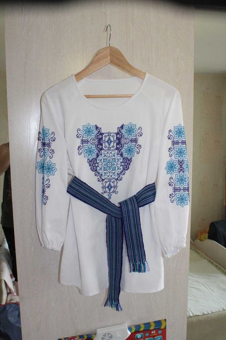 Жіноча вишиванка з бісеру, р.50-52