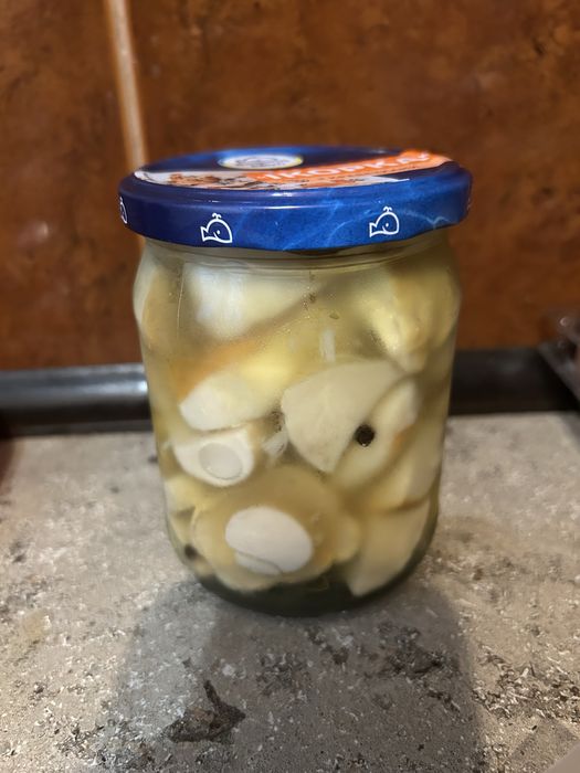 Грибы белые маринованные резанные