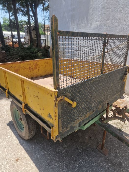 Reboque atrelado agricola basculante