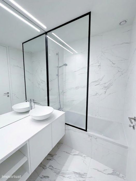 Apartamento mobilado com largo terraço no edifício Paço de Rei Plaza.