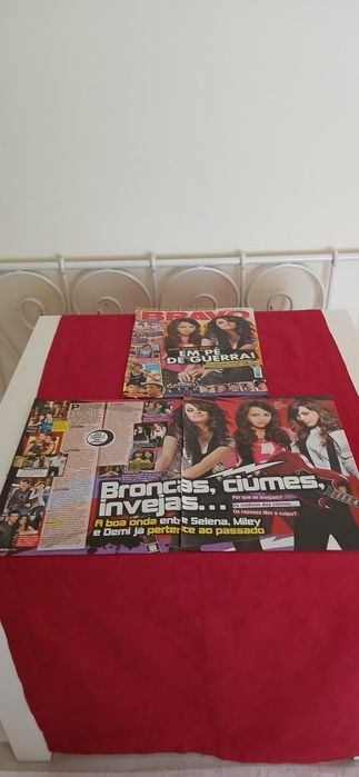 Capa + Artigo Miley, Selena e Demi