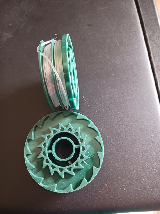 Aparador de relva com mais dois rolos de fio,com pouco uso,