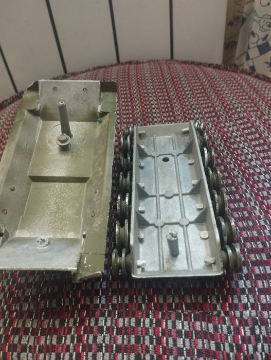 Іграшковий танк з радянського союзу
