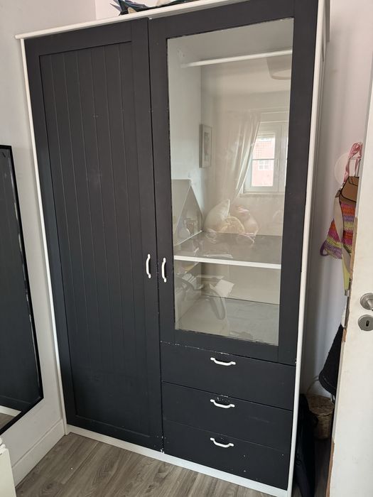 Roupeiro com porta de vidro