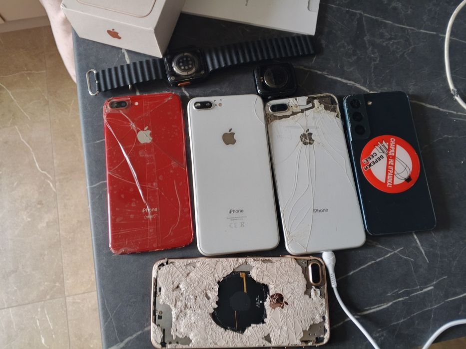 iPhone 8 plus i Samsung s 22  и часыi час 2 шт