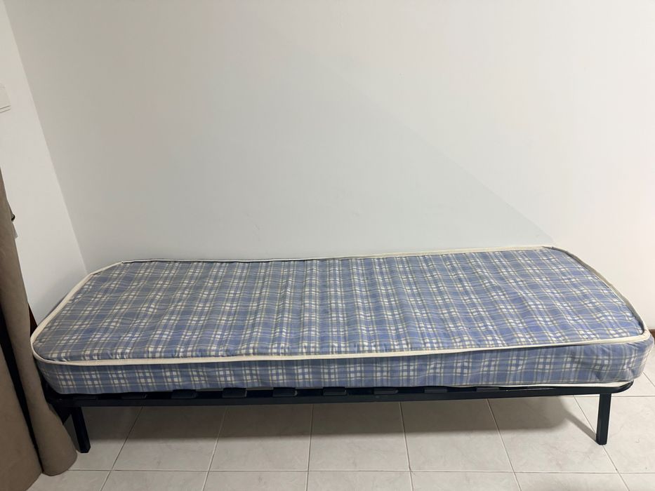 Cama com estrado e colchão