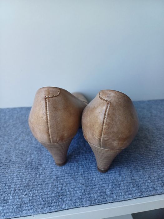 Beżowe buty na obcasach rozmiar 39 eksbut
