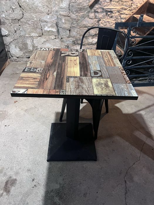 Mesa bistro e cadeira industrial