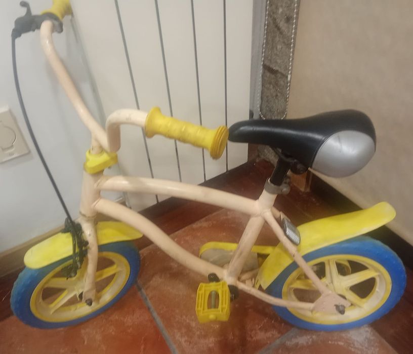 Bicicleta Infantil Roda 12" – Pronta a Andar!
​Vendo bicicleta infantil roda 12 em perfeito estado de funcionamento. Ideal para